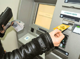 Как вернуть деньги, списанные с банковской карты без согласия клиента?